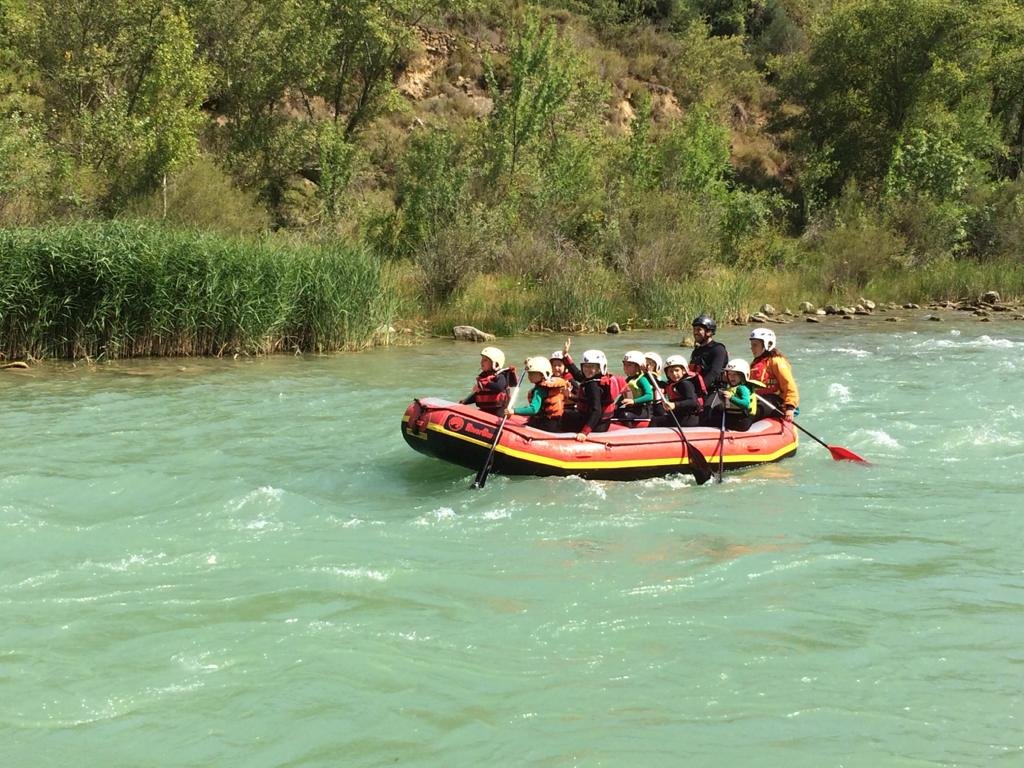 Rafting en el río Gállego desde El Desván del Campanero Grupo haciendo rafting en el río Gállego, una actividad cercana al alojamiento rural El Desván del Campanero