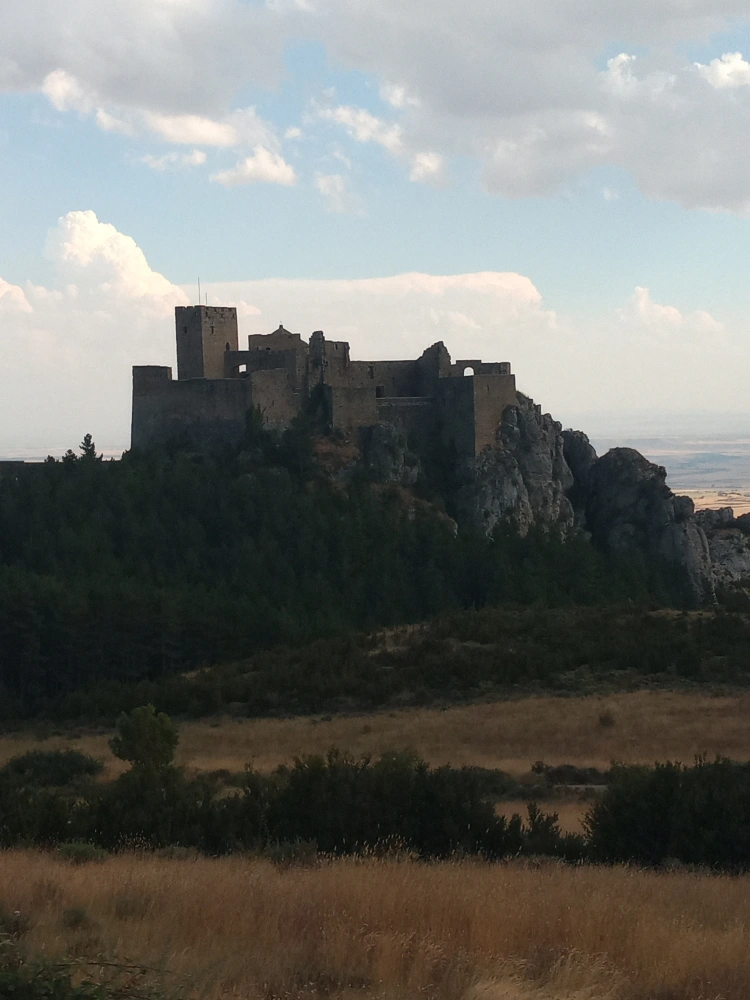 Castillo de Loarre, a un paso de El Desván del Campanero Castillo de Loarre cerca de Murillo de Gállego, con alojamiento ideal en El Desván del Campanero
